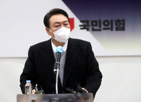 국민의힘 윤석열 대선 후보가 22일 전북 전주시 덕진구 전북대학교에서 지역 기자들과 간담회를 갖고 있다. 연합뉴스