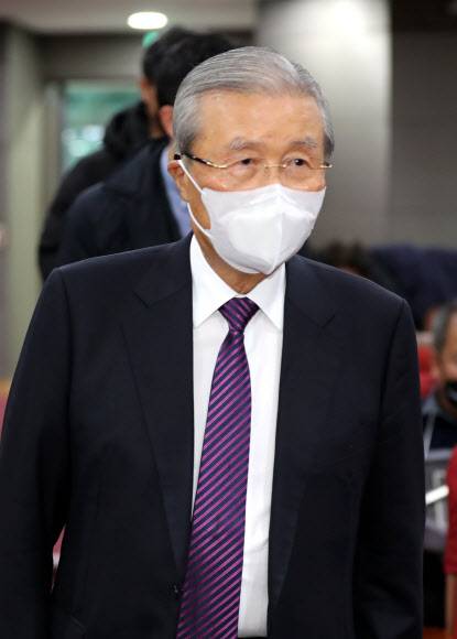 - 김종인 국민의힘 총괄선거대책위원장이 21일 국회 의원회관에서 열린 코로나19 백신 피해보상을 위한 공청회에 참석하고 있다. 2021.12.21 연합뉴스