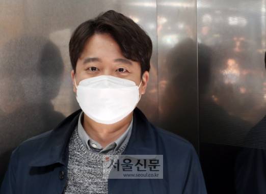 이준석 국민의힘 대표겸 상임선대위원장이 21일 오후 국회에서 상임선대위원장직 사퇴를 밝힌 뒤 회견장을 떠나며 승강기를 타고 있다. 2021. 12. 21 정연호 기자 tpgod@seoul.co.kr