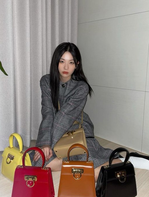 Seulgi of the group Red Velvet reported the latest with chic visuals.On the afternoon of the 22nd, Seulgi posted several photos on his instagram.In the photo, Seulgi is wearing a checkered dress and is taking pictures. He took various poses with a famous brand bag and attracted peoples attention.Above all, Seulgi has a good colored skin and a clear eye that has attracted peoples admiration.On the other hand, Seulgi appeared on 2021 KBS Song Festival on the 17th.