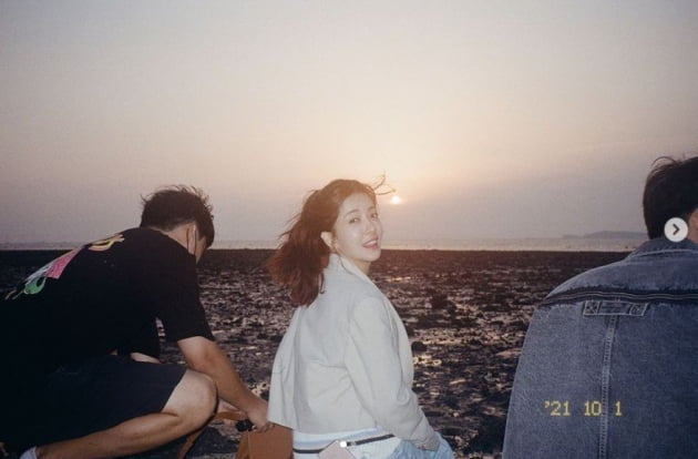 Actor Jung In-sun told her daily life.On the 23rd, Jung In-sun posted two photos with his camera-shaped emoticons on his instagram.In the open photo, Jung In-sun is looking back on the background of the glow.On the other hand, Jung In-sun is appearing on SBS Drama I will be your night.Photo: Jung In-sun SNS