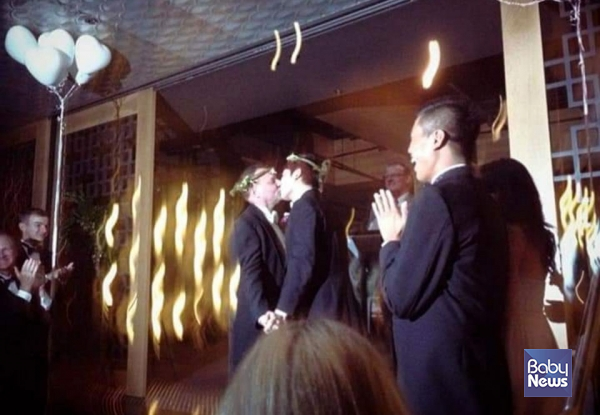 그는 가족으로 부터 상처받은 마음을 위로해주고 흔들리지 않게 지지해준 그의 파트너와 2013년에 결혼식을 올렸다. 파트너는 그와 같은 게이로 호주 사람이다. ⓒ비렐