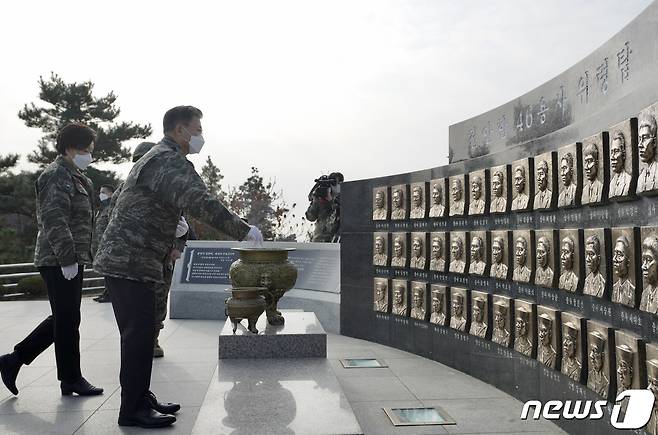 문재인 대통령과 김정숙 여사가 23일 서해 백령도를 찾아 천안함 46용사 위령탑에 참배하고 있다.(청와대 제공)2021.12.23/뉴스1