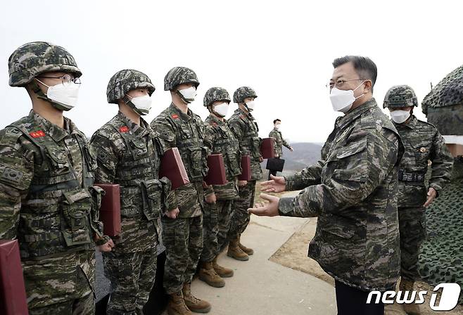 문재인 대통령이 23일 오전 서해 백령도 해병대를 방문, 최전방 초소(OP)에서 근무 중인 해병대 장병들을 격려하고 있다.(청와대 제공) 2021.12.23/뉴스1