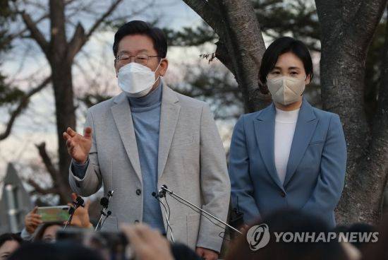 이재명 더불어민주당 대선 후보가 지난 10일 오후 경북 경주시 황리단길에서 즉석연설을 하고 있다. 오른쪽은 부인 김혜경 씨. [이미지출처=연합뉴스]