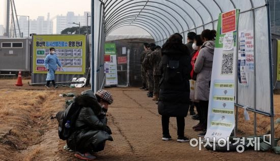 서울 용산역 임시 선별검사소에서 시민들이 검사를 위해 긴 줄을 서 있다./김현민 기자 kimhyun81@