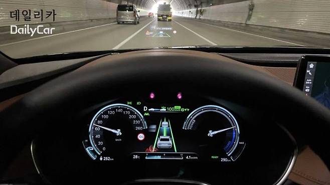 고속도로 주행보조 기능이 실행됐음을 뜻하는 제네시스 G80 전기차 실내 클러스터