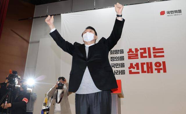 국민의힘 윤석열 대선 후보가 22일 전북 전주시 덕진구 전북대학교에서 열린 전북도당선대위 출범식에서 지지자들에게 인사하고 있다. 전주=연합뉴스