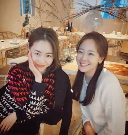 Sooo-jin posted on his 22nd instagram Play Understudy! Two hours of tight trio.Everyone is really good, and the more I think about it, the more fun it is. It was better to be with Yeon-hee who cried and laughed together until recently.The photos released together showed So Yoo-jin and Lee Yeon-hee smiling together and sharing their leisure time.Meanwhile, the two have recently joined the stage of Play Lear King.