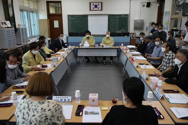 교육위원회 위원들이 전북학생수련원에서 관계자들로부터 프로그램에 대해 설명을 듣고 있다.