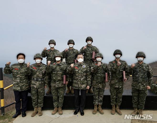 [서울=뉴시스] 문재인 대통령이 23일 오전 서해 백령도 해병대를 방문, 최전방 초소(OP)에서 근무 중인 해병대 장병들을 격려, 기념촬영을 하고 있다. (사진=청와대 제공) 2021.12.23. photo@newsis.com