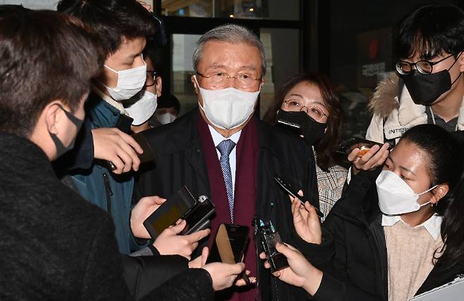 김종인 국민의힘 총괄선거대책위원장이 22일 오전 서울 영등포구 국민의힘 당사로 출근하며 기자들의 질문에 답하고 있다. 박종민 기자