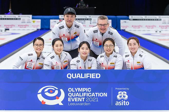▲ 2022년 베이징 동계 올림픽 컬링 자격 대회(OQE)에서 본선 진출권을 따낸 팀 킴 ⓒ 세계컬링연맹(WCF) 홈페이지