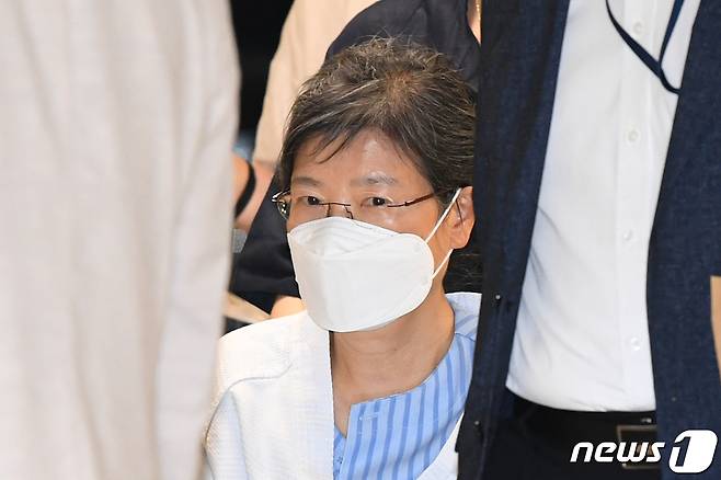 최근 건강 악화를 호소해온 박근혜 전 대통령이 입원을 위해 20일 오후 서울 서초구 서울성모병원에 도착하고 있다. 2021.7.20/뉴스1 © News1 성동훈 기자