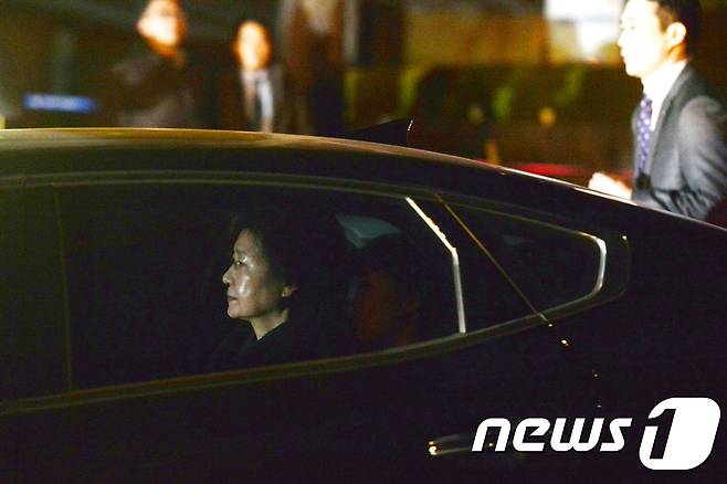 뇌물수수 등의 혐의로 구속된 박근혜 전 대통령이 31일 오전 서울 서초구 서울중앙지방검찰청에서 서울구치소로 이송되고 있다. 전직 대통령 구속은 1995년 전두환-노태우 전 대통령 이후 22년 만의 일이다. 2017.3.31/뉴스1 © News1 민경석 기자