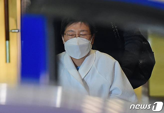 신종 코로나 바이러스 감염증(코로나19) 확진자와 접촉한 박근혜 전 대통령이 9일 오후 서울 서초구 서울성모병원에서 격리를 마친 후 나서고 있다. 2021.2.9/뉴스1 © News1 이재명 기자