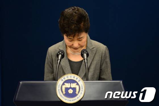 박근혜 대통령이 29일 오후 청와대 춘추관에서 제3차 대국민담화 발표를 하기에 앞서 인사하고 있다. 최순실 국정농단 사태와 관련한 박 대통령의 담화는 이번이 세번째다. 이날 박 대통령은 “대통령 임기 단축을 포함한 진퇴 문제를 국회 결정에 맡기겠다”고 말했다. 2016.11.29/뉴스1 © News1 이광호 기자