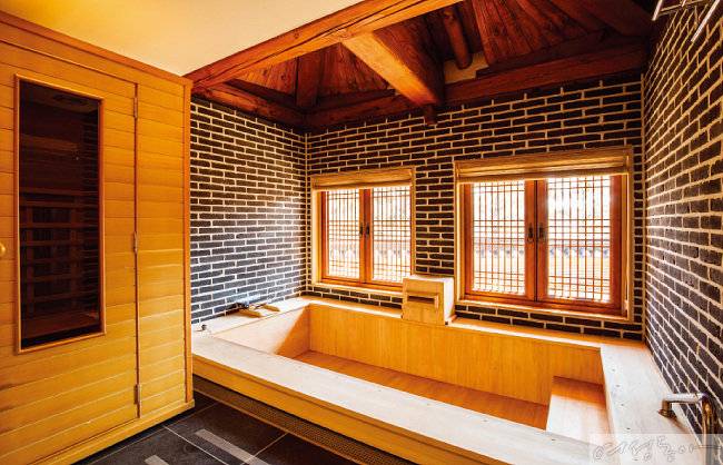 로얄 스위트 객실의 편백나무 욕조와 건식 사우나.