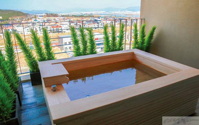 객실 테라스에 자리한 대형 히노키탕.