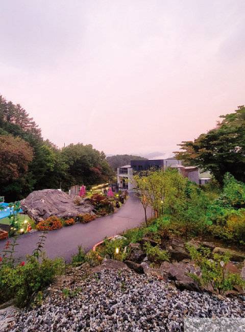 아름다운 자연으로 둘러싸여 힐링할 수 있는 서락나인.