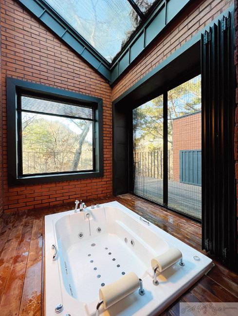 여닫을 수 있는 폴딩도어가  설치된 스파 시설.