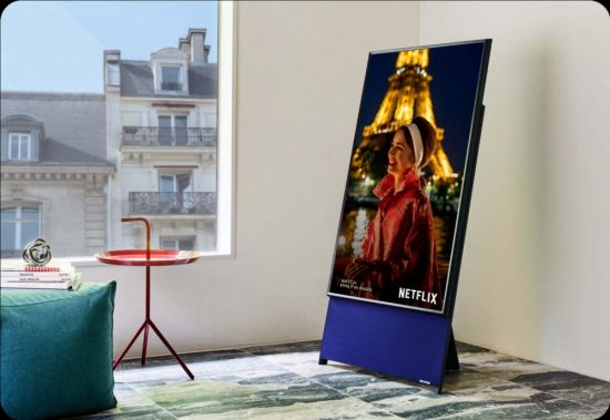 삼성전자 라이프스타일 TV ‘더 세로’에서 넷플릭스의 인기 시리즈인 ‘에밀리 파리에 가다(에밀리인파리)’가 나오고 있다. (사진출처=삼성전자 뉴스룸)