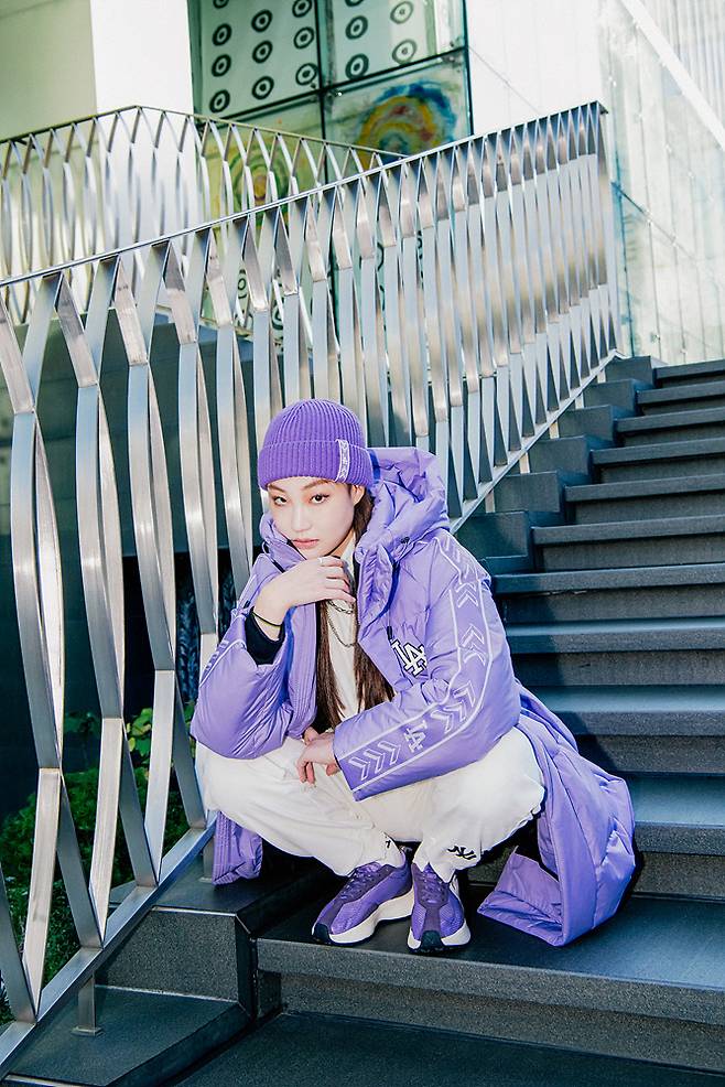 검은색 롱패딩 ‘김밥룩’에서 벗어나 화려한 색상의 패딩과 비니를 매치하면 지루한 겨울 옷이 보다 산뜻해질 수 있다. MLB 제공