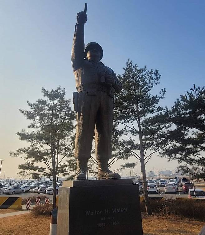 경기 평택 캠프 험프리스에 있는 월턴 워커 장군의 동상. 원래&nbsp;서울 용산 미군기지에 있던 것을 평택으로 옮겼다. 유엔사 트위터 캡처