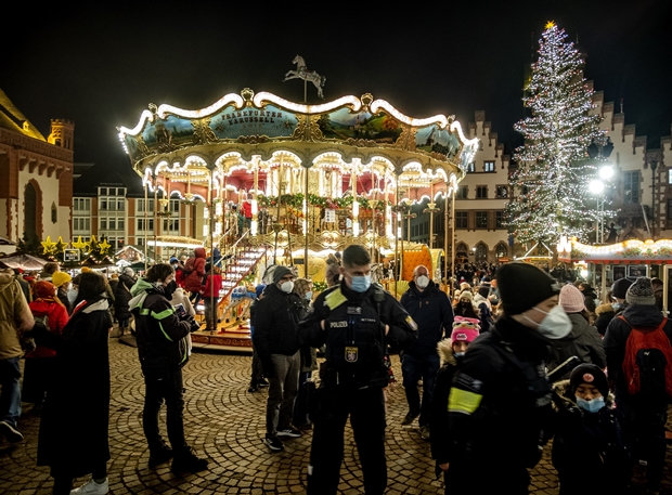 프랑크푸르트 크리스마스마켓의 마지막날인 22일 뢰머 광장에는 수백 인파가 몰렸다. 최근 확산세를 의식한 듯 마스크를 착용한 시민은 반짝이는 크리스마스 조명을 즐겼다./AP연합뉴스