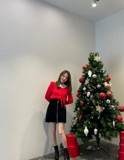 Group Girls Generation Sunny showed off her fairy beauty next to the Christmas tree.On the 24th, Sunny posted several photos on her instagram with a greeting Merry Christmas.In the open photo, Sunny boasted a cute beauty wearing a red knit next to a Christmas tree that was bigger than her height.Sunny poses with a perfect percentage, despite being a small size.The netizens who watched the photo showed a happy Christmas celebration with the comment Sunny is beautiful! Mary Christmas.Meanwhile, Sunny is appearing on the Teabing entertainment program Love Catcher in Seoul. Love Catcher in Seoul is a real love psychological game program to find real love between truth and lies.Photos • Sunny SNS Capture