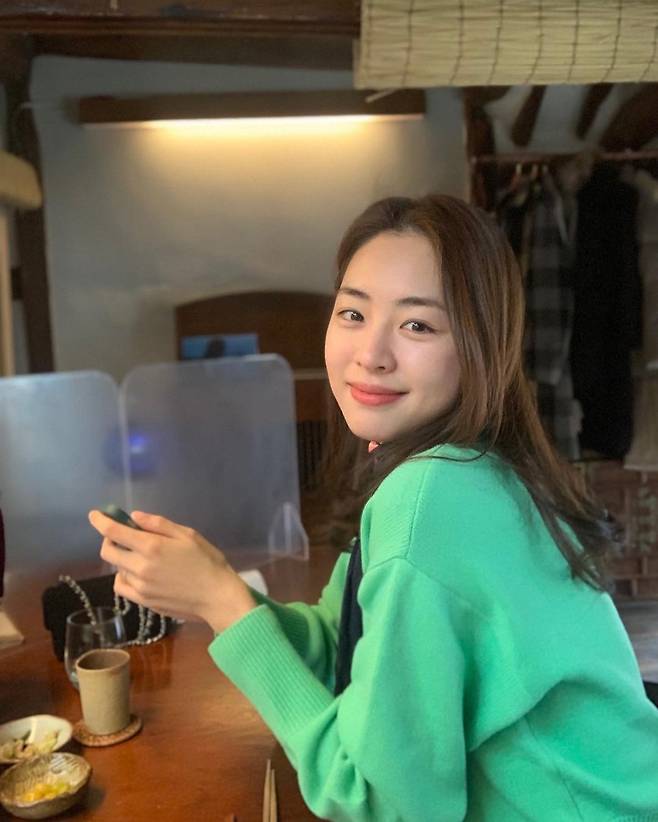 Actor Lee Yeon-hee showed off her beauty in a neat atmosphere.Lee Yeon-hee posted a picture on his 25th day of his instagram saying Merry Christmas.The photo shows Lee Yeon-hees daily life on the outing, and the face without a toilet is eye-catching, as if it boasts a white skin.Lee Yeon-hee, who is also digesting perfectly green knits that are hard to digest.Lee Yeon-hee, who boasts a neat atmosphere in a bright smile that makes his distinctive features more prominent, made his eyes unobtrusive.Meanwhile, Lee Yeon-hee marriages an older non-entertainer in June last year; recently Lee Yeon-hee met with the audience through the play King Lear.