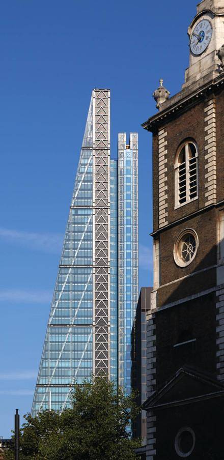 주변 풍경을 가리지 않기 위해 비스듬하게 지은 영국 런던의 '레든홀 빌딩'은 '치즈강판'이라는 별명이 있다. RSHP 홈페이지 캡처.