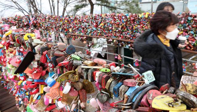 21일 서울 중구 남산공원 케이블카 산책로에 많은 자물쇠가 매달려 있다. 서재훈 기자