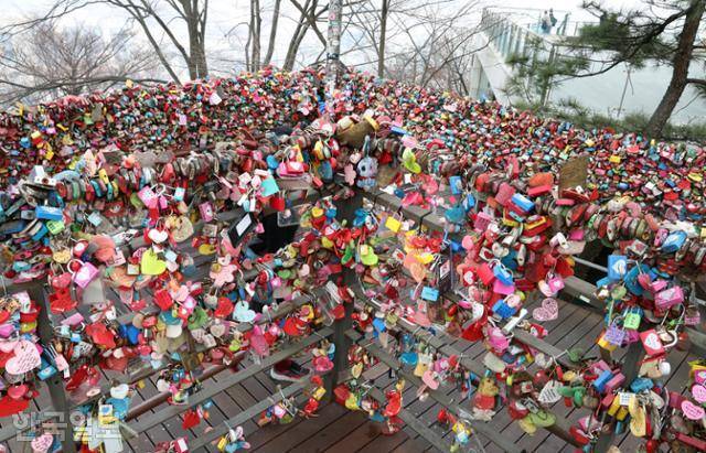 21일 서울 중구 남산공원 케이블카 산책로에 매달려 있는 약속 자물쇠. 서재훈 기자