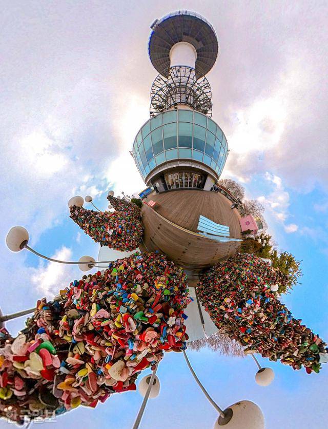 21일 서울 중구 남산공원 N서울타워 루프테라스 '자물쇠 트리'를 360도 카메라로 표현했다. 화려한 색상의 자물쇠들이 마치 성탄 트리같은 느낌을 전해준다. 서재훈 기자