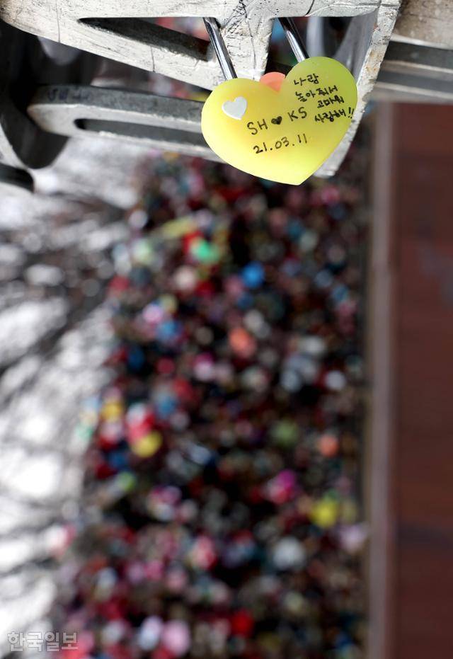 21일 서울 중구 남산공원 N서울타워 루프테라스 난간에 걸린 자물쇠에 그들만의 알콩달콩한 메시지가 남겨져 있다. 서재훈 기자