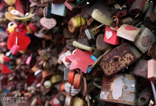 21일 서울 중구 남산공원 N서울타워 루프테라스 난간이 알록달록한 색상의 자물쇠들로 가득 차 있다. 지금은 사용이 금지된 예전 자물쇠 표면에 세월의 흔적이 그대로 묻어 난다. 서재훈 기자