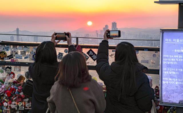 21일 연인끼리 친구끼리 서울 중구 남산공원 N서울타워를 찾은 이들이 소중한 추억을 남기고 있다. 서재훈 기자