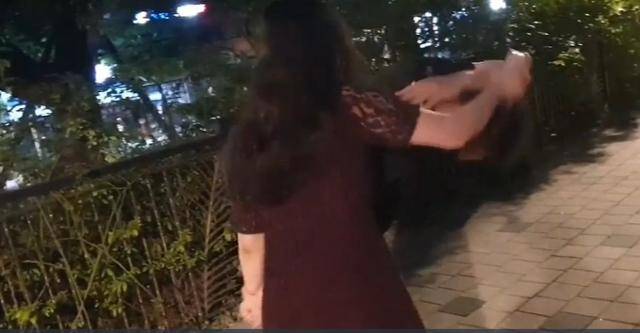 만취한 여성이 핸드폰을 쥔 채 남성을 폭행하고 있는 모습. 보배드림 캡처