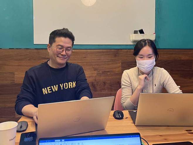 패스트파이브 강남5호점에서 만난 인포플라 최인묵 대표와 고앙다 스탭, 출처: IT동아