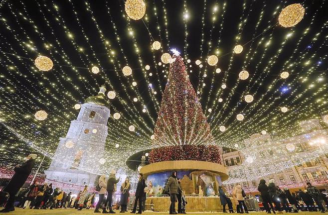 우크라이나의 크리스마스트리 12월 23일 우크라이나 키예프의 소피아 대성당 앞 크리스마스트리에 사람들이 모여 크리스마스를 즐기고 있다.
[키예프 EPA=연합뉴스 자료사진. 재판매 및 DB 금지]