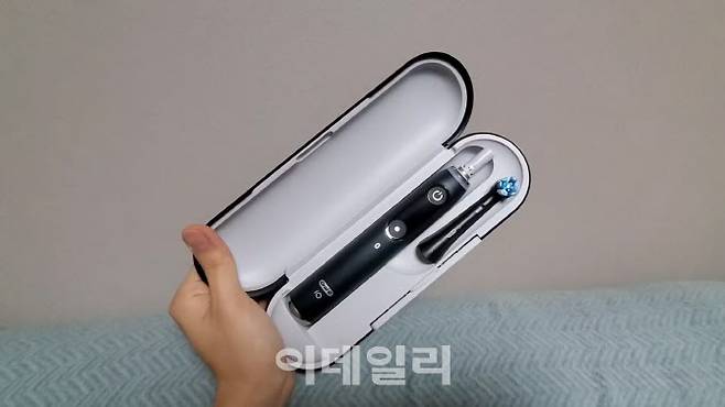 오랄비의 프리미엄 전동 칫솔 ‘iO9’. 보관과 함께 충전이 가능한 여행용 충전 케이스를 제공한다.