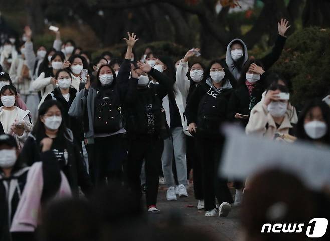 지난달 18일 경기 소재 한 고교에서 2022학년도 대학수학능력시험(수능)을 마친 수험생들이 교문을 나서고 있다. /뉴스1 © News1 김영운 기자