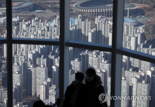 서울 송파구 롯데월드타워 전망대인 '서울스카이'에서 바라본 시내 아파트. 연합뉴스