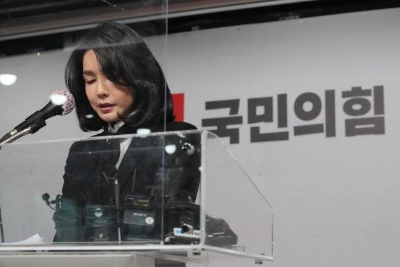 윤석열 국민의힘 대선후보의 부인 김건희씨가 26일 서울 여의도 국민의힘 당사에서 대국민사과 기자회견을 통해 자신의 허위 이력 의혹과 관련해 입장문을 발표하고 있다. 김씨는 이날 "잘 보이려고 경력을 부풀렸고 돌이켜보니 너무나 부끄러운 일"이라고 공식 사과했다. 국회사진기자단