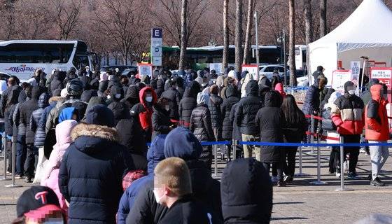 26일 오후 마포구 한 선별진료소 앞에 길게 늘어선 검사 대기 줄. 연합뉴스