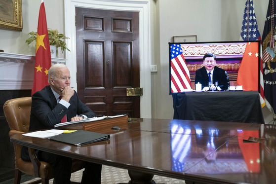 U.S. President Joe Biden speaks with Chinese President Xi Jinping in a virtual summit from the White House on Nov. 15 amid the deepening tension between the two countries over global hegemony. [UPI/YONHAP]