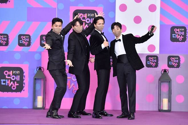 ▲ '1박 2일' 팀이 25일 서울 영등포구 여의도 KBS에서 열린 '2021 KBS 연예대상'에 참석해 포즈를 취하고 있다. 제공|KBS