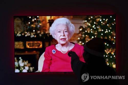 엘리자베스 2세 영국 여왕의 크리스마스 영상 메시지를 보는 어린이 [AP=연합뉴스. 재판매 및 DB 금지]