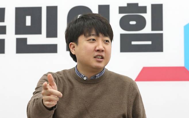 연합뉴스와 인터뷰하는 이준석 대표  (서울=연합뉴스) 하사헌 기자 = 국민의힘 이준석 대표가 24일 서울 여의도 국회에서 연합뉴스와 인터뷰하고 있다. 2021.12.26
 toadboy@yna.co.kr